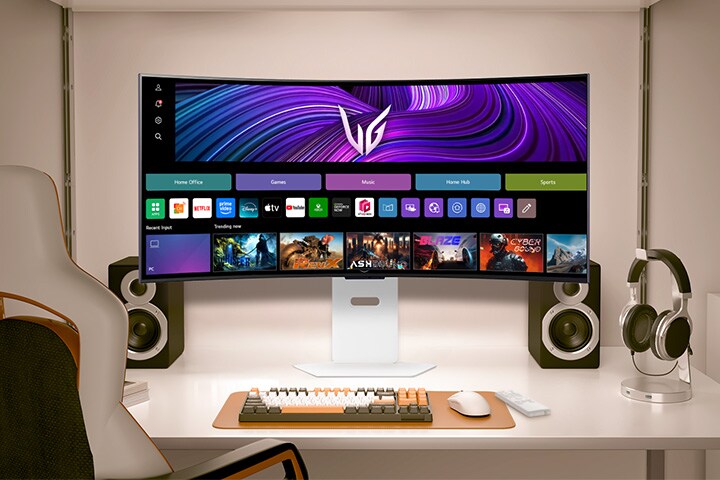 El vídeo muestra un monitor frontal sobre un escritorio, alternando entre imágenes de webOS y visuales del juego.