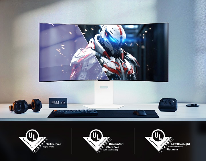 Monitor curvo para juegos que muestra un personaje robot en un entorno futurista, con certificaciones UL debajo.