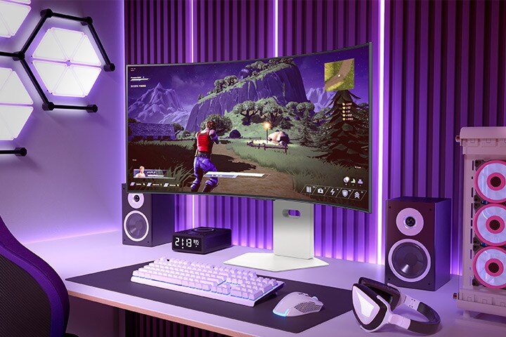 Monitor de juegos curvo que muestra un juego de acción y aventuras en una vibrante configuración de juegos con iluminación púrpura y una torre de PC cerca.