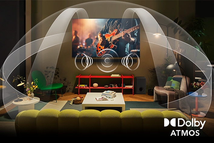 Una sala de estar acogedora con poca luz, con una OLED LG TV y LG Soundbar. En la pantalla, hay un primer plano de una guitarra eléctrica sonando. Se muestra cómo Dolby Atmos llena el espacio con sonido envolvente de todas las direcciones. El logotipo de Dolby Atmos aparece en la esquina inferior.