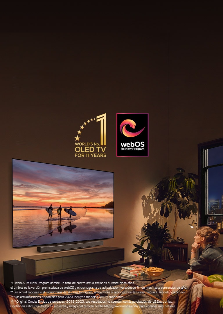 LG OLED evo C4 TV montado en la pared de una acogedora sala de estar nocturna y una barra de sonido LG montada justo debajo. En el TV se muestra una playa al atardecer con siluetas de tres surfistas. Dos mujeres se sientan en el sofá mirando e inclinándose hacia el TV y la barra de sonido. En la imagen se muestran el emblema "World's number 1 OLED TV for 11 Years" y el logotipo "webOS Re:New Program". Un aviso legal que dice: “El webOS Re:New Program admite un total de cuatro actualizaciones durante cinco años, el umbral es la versión preinstalada de webOS y el cronograma de actualización varía desde fin de mes hasta comienzos de año”. “Las actualizaciones y el cronograma de algunas funciones, aplicaciones y servicios pueden variar según el modelo y la región”. “Las actualizaciones disponibles para 2023 incluyen modelos UHD y superiores”. "Original: Omdia. Envíos de unidades, 2013-2023. Los resultados no cuentan con la aprobación de LG Electronics. Confiar en estos resultados es a cuenta y riesgo del tercero. Visite  https://www.omdia.com/  para conocer más detalles".