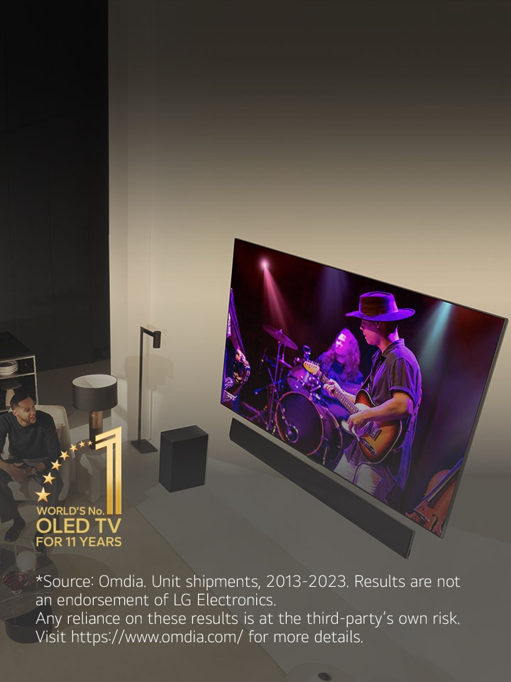 Una perspectiva aérea de un hombre y una mujer viendo un concierto en un TV OLED grande en un apartamento moderno. El distintivo “World's No. 1 OLED TV for 11 Years” también aparece en la imagen. Un aviso legal que dice: "Original: Omdia. Envíos de unidades, 2013-2023. Los resultados no cuentan con la aprobación de LG Electronics. Confiar en estos resultados es a cuenta y riesgo del tercero. Visite https://www.omdia.com/ para conocer más detalles".