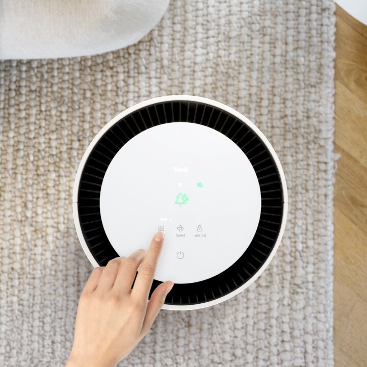 Video showcasing LG air purifier's streamlined LED display, offering clear and intuitive product status information to users