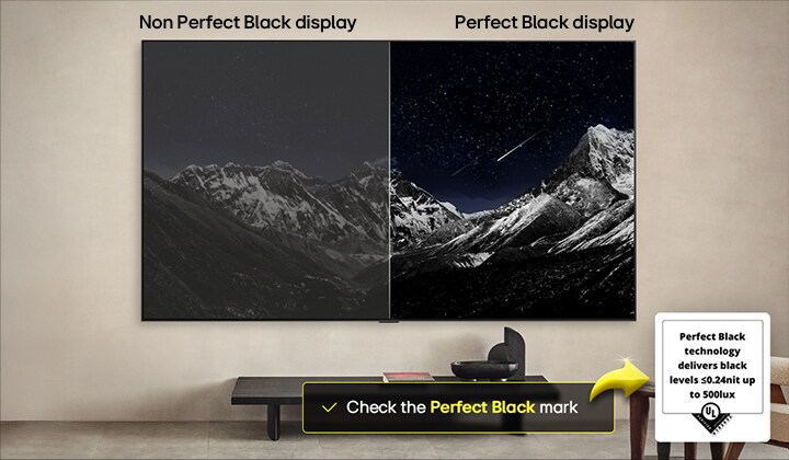 Salon z zamontowanym na ścianie LG OLED TV. Telewizor wyświetla pasmo górskie na tle ciemnego wieczornego nieba wypełnionego gwiazdami. Scena podzielona jest na pół. Po jednej stronie znajduje się matowa, bardziej szara wersja krajobrazu z napisem Matte. Z drugiej strony otrzymujemy przyjemniejszy obraz z większym zakresem dynamiki czerni i bieli. Jest on oznaczony jako wyświetlacz Perfect Black. Widoczny jest również certyfikat logo. Technologia Perfect Black zapewnia poziom czerni mniejszy lub równy 0,24 nit do 500 luksów. Obok znajduje się dymek tekstowy z informacją: „Sprawdź oznaczenie certyfikatu Perfect Black”. 