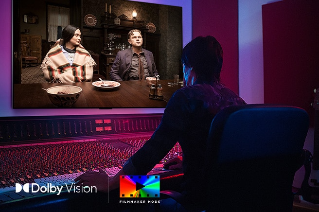 Reżyser znajdujący się przed panelem sterowania, montujący film „Czas krwawego księżyca” na LG OLED TV. W lewym dolnym rogu znajduje się logo Dolby Vision i logo FILMMAKER MODE.