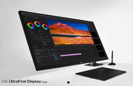 Na rozdělené obrazovce monitoru Ultra Gear se na levé straně zobrazuje záběr zápasu dinosaurů, zatímco na pravé straně se zobrazuje střílečka.