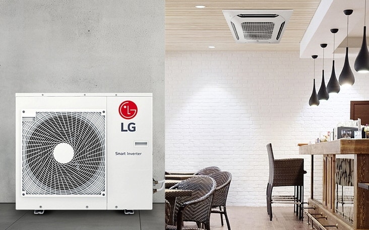 Na lewej stronie znajduje się LG Multi V S ustawiony na wprost w jednej przestrzeni, a po prawej stronie widoczny jest sufit z klimatyzatorem LG 4-way w przestrzeni przypominającej lounge z wystrojem kawiarni, oświetlony z dolnego kąta.
