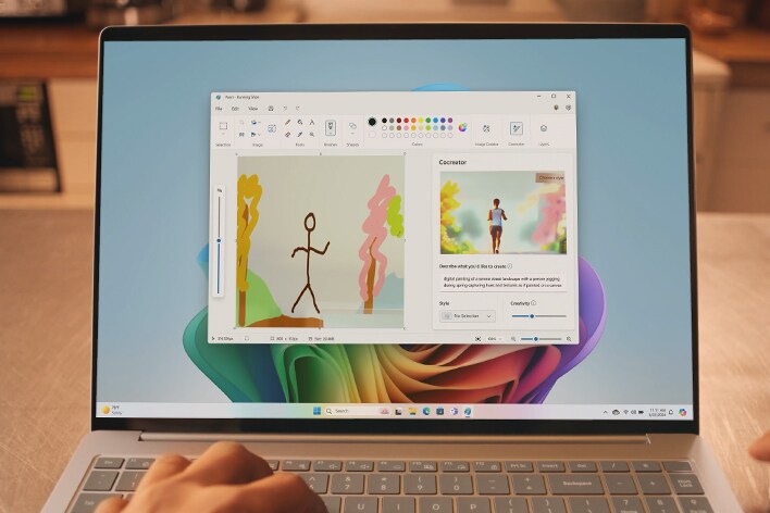 Auf einem Laptop-Bildschirm erscheint ein Pop-up mit der Aufschrift „Copilot Cocreator“. Auf der linken Seite des Bildschirms ist eine einfache Skizze zu sehen, auf der rechten Seite die KI-generierte, vollständig detaillierte Version des Bildes.