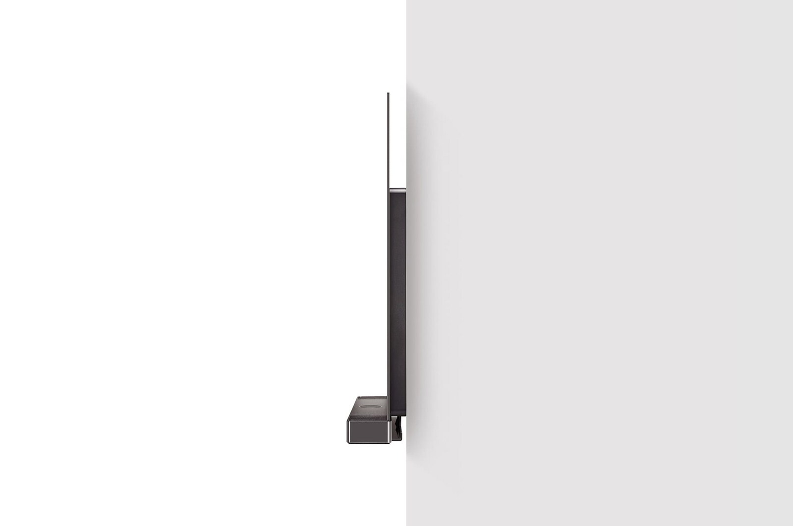 Vista lateral da LG OLED evo TV, OLED C4 fixada à parede com o suporte Synergy