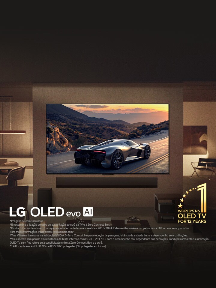 Sala de estar elegante com o televisor LG OLED evo M5 montado na parede. Com a LG Soundbar por baixo. Zero Connect Box escondida debaixo de uma mesa de apoio. Não são visíveis quaisquer fios, o que demonstra a tecnologia True Wireless do televisor. O emblema “A OLED TV número 1 do mundo há 12 anos” e o logótipo LG OLED evo AI são visíveis. 