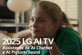 O título é visto, 2025 LG AI TV, Al Chatbot e Al Picture/Sound Wizard. Uma rapariga está sentada, a sorrir e a olhar para longe.