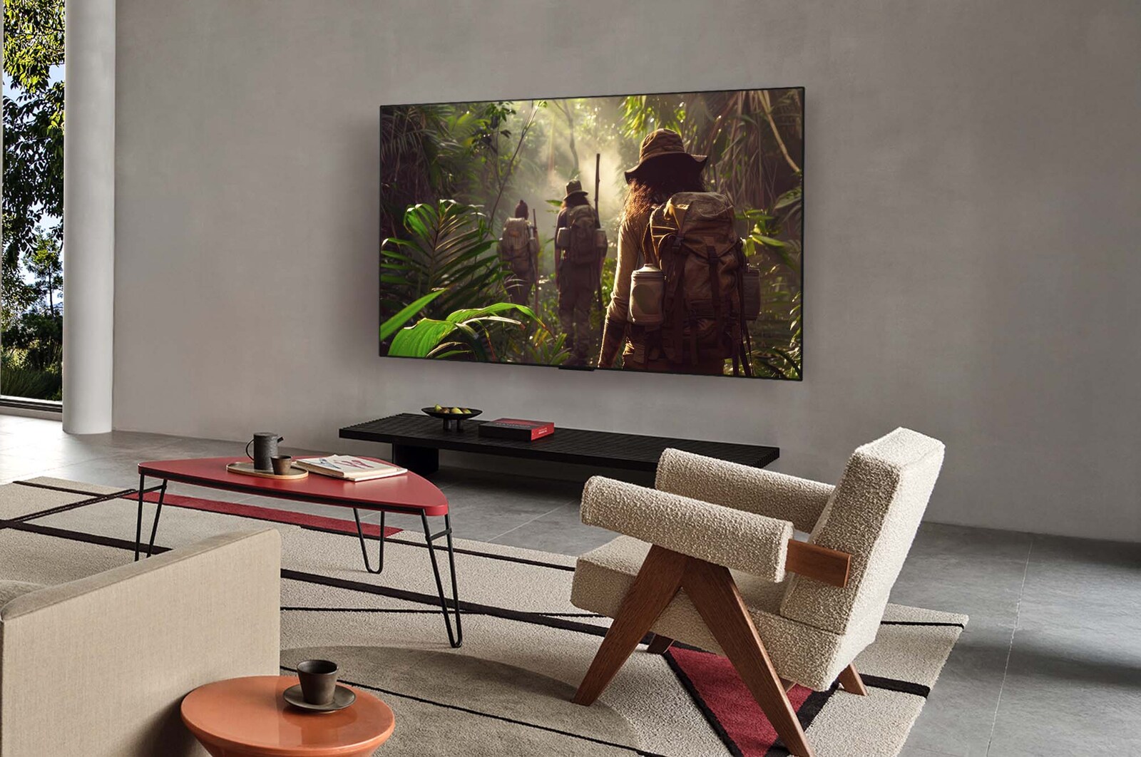 Conteúdo de ficção científica em reprodução no ecrã de uma LG TV. No ecrã vê-se a interface do AI Chatbot. O utilizador enviou uma mensagem ao chatbot dizendo que o ecrã estava demasiado escuro. O chatbot ofereceu soluções para o pedido. Toda a cena está também dividida ao meio. Um lado é mais escuro, o outro é mais claro, mostrando como o AI Chatbot resolveu automaticamente o problema para o utilizador. O texto explica que o AI Chatbot pode compreender a intenção do utilizador e fornecer soluções para resolver problemas.