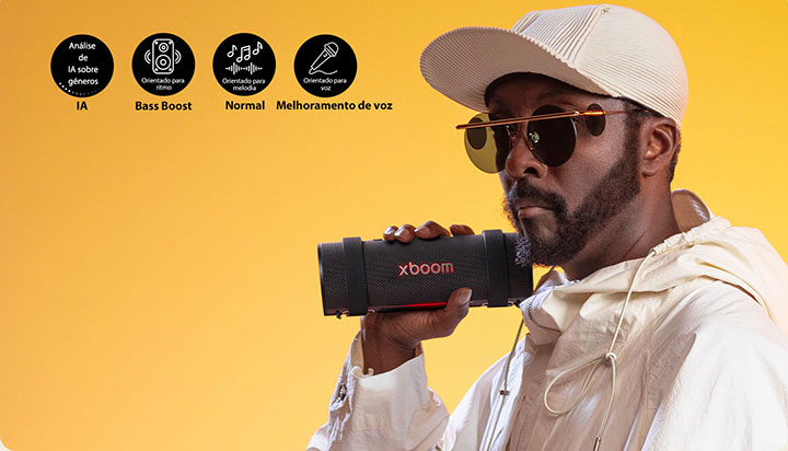 will.i.am está a segurar o xboom Grab com a mão direita.