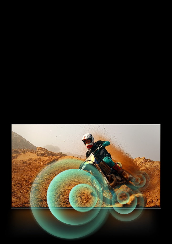 Um homem a conduzir uma mota numa pista de terra batida com gráficos circulares brilhantes à volta da mota.