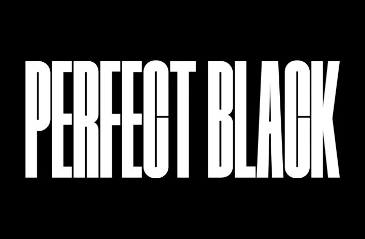 As palavras "PRETO PERFEITO" aparecem em maiúsculas negras e a negrito. Um cenário montanhoso preto com uma definição nítida surge de seguida para cobrir as letras, revelando também uma aldeia e dunas de areia. A cópia negra desaparece por detrás de um céu negro.