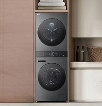 Parede de uma sala que parece um quarto de vestir. A WashTower™™ está instalada em harmonia com o restante mobiliário.