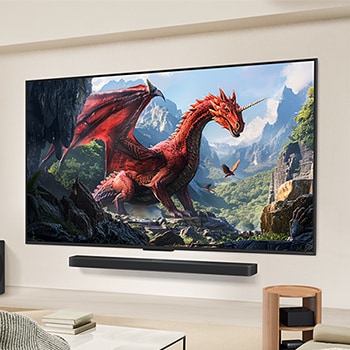 عائلة تجلس على أريكة في مواجهة تلفزيون LG QNED TV مثبت على جدار فوق مكبر الصوت LG Soundbar. يظهر صندوق Zero connect box داخل طاولة القهوة.