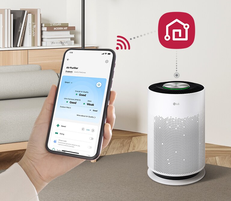 هناك يد تحمل هاتفًا محمولاً يُظهر شاشة تطبيق LG ThinQ على اليسار، وشعار LG ThinQ على اليمين، ويوجد جهاز Puricare لتنقية الهواء، وهو مرتبط بالهاتف المحمول.
