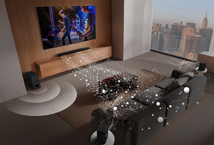 يوجد مكبر صوت LG Soundbar وLG TV ومضخم الصوت في غرفة المعيشة ويعرضون صورة على الشاشة مع تشغيل عرض موسيقي. ينطلق ثلاث فروع من الموجات الصوتية البيضاء المكونة من قطرات من مكبر الصوت soundbar وينشئ مضخم الصوت تأثيرًا صوتيًا من الأسفل.