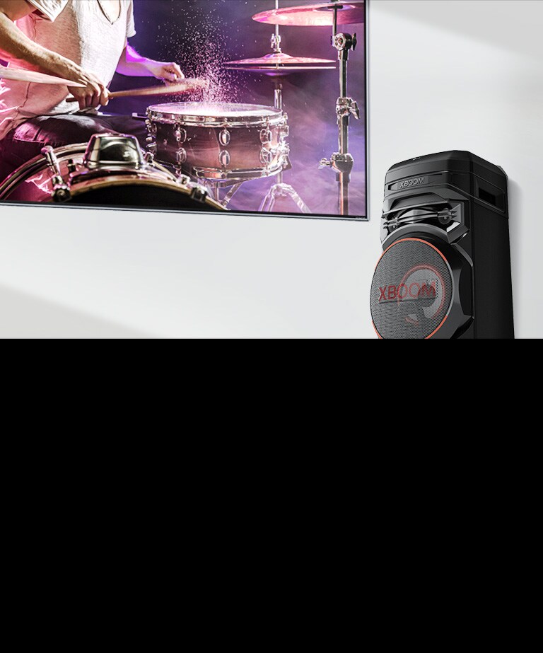 يظهر تلفزيون مركبًا على الحائط مع وجود LG XBOOM على يمينه.