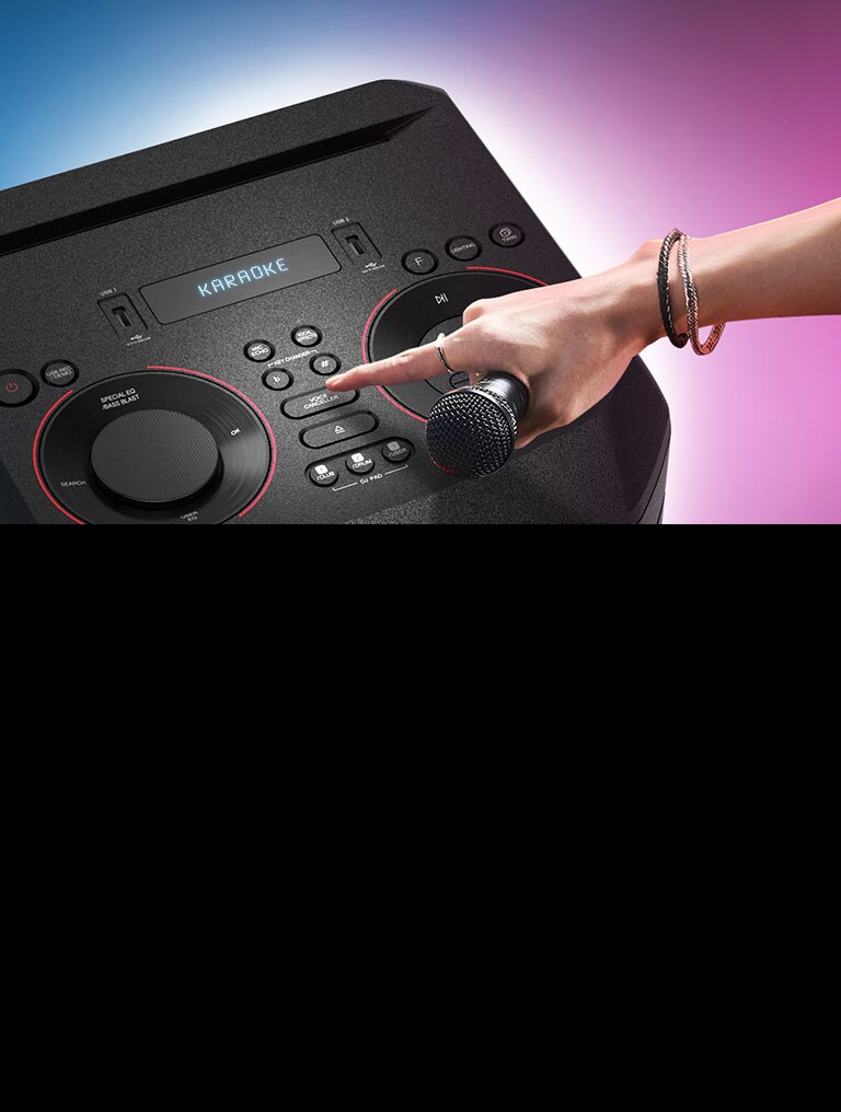 تحاول يد تمسك بميكروفون الضغط على زر إلغاء الصوت Voice canceller أعلى LG XBOOM.