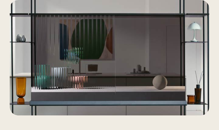 تعرض شاشة LG SIGNATURE OLED T قطة تقفز عبر الشاشة الشفافة حيث تعرض المساحة الداخلية خلفها في نفس الوقت. تُوضَع الأشياء على الملحق الأيمن والأيسر للرف المعياري. يُوضَع تلفزيون شفاف آخر على النافذة التي تُؤطّر مشهد الشتاء خارج المنزل. تظهر على الشاشة بتلات الزهور المتساقطة. بالعودة إلى شاشة LG SIGNATURE OLED T في المشهد الأول، تعرض الشاشة الآن ثلاثة أشياء فخارية تنتقل من الخطوط الضبابية إلى الجسم الصلب.