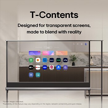تعرض شاشة LG SIGNATURE OLED T مشهد حوض سمك مع سمك يسبح على شاشته الشفافة.