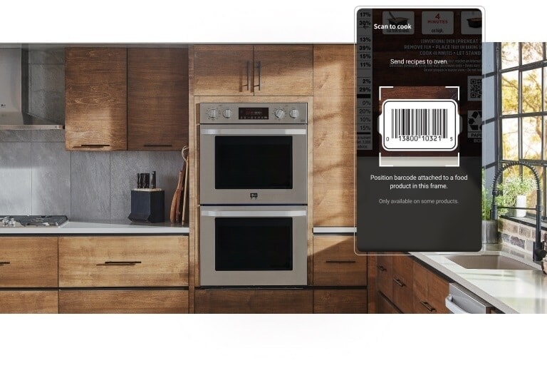 صورة تعرض فرنًا بجانب شاشة تطبيق LG ThinQ تحتوي على رمز شريطي وماسحه الضوئي.