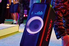 صورة لإكس بوم تُظهر إضاءة الحلقة متعددة الألوان.