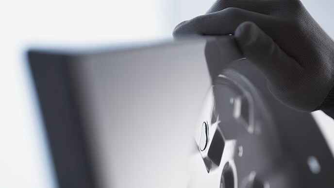 A hand of craftsman is touching the enamel coated body of LG SIGNATURE Washing Machine.