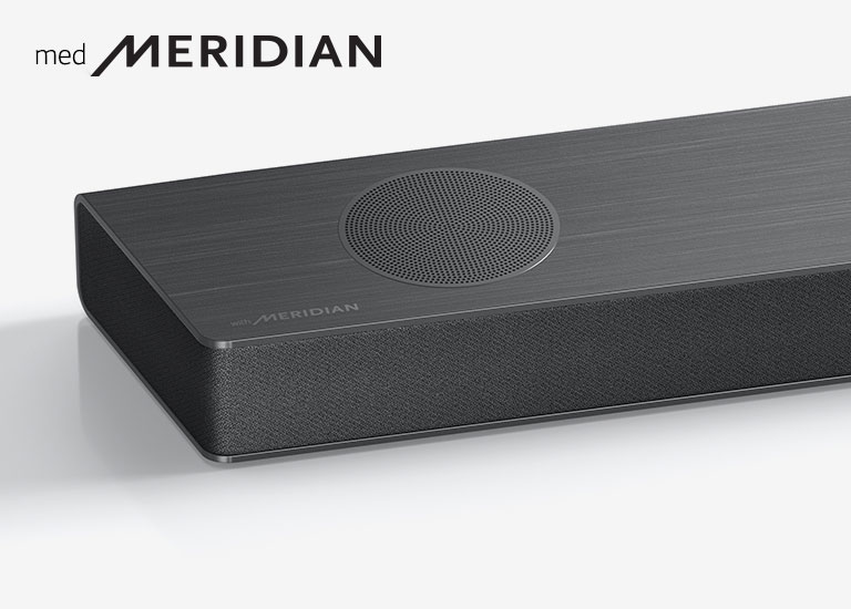 Närbild av LG Soundbars vänstra sida med Meridians logotyp i nedre vänstra hörnet på en produkt.