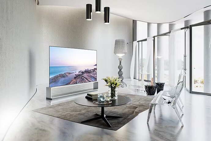 LG SIGNATURE OLED 8K TV ZX i ett modernt lyxigt vardagsrum möblerat med produkter från Kartell.