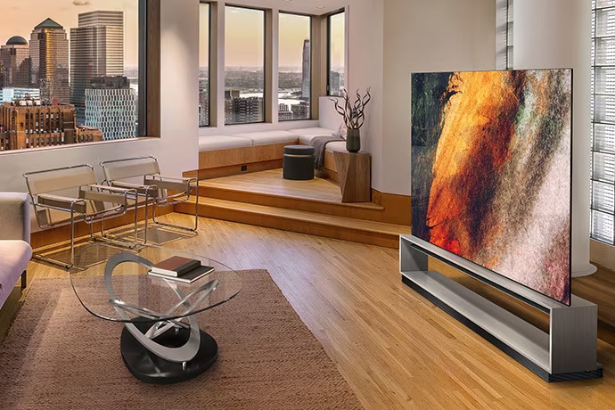 LG SIGNATURE:s OLED 8K tv placerad i ett vardagsrum dekorerat med pockenholts.