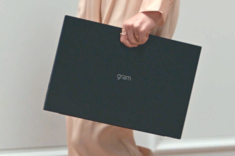 A women is holding LG gram in one hand