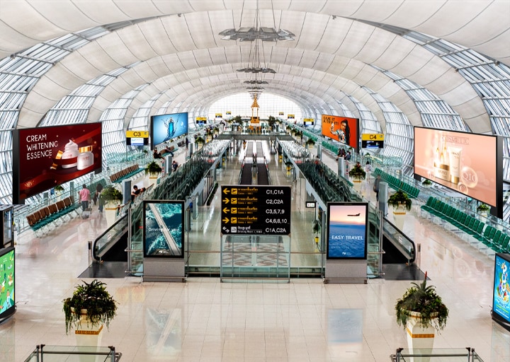 Various types of signage displays are installed at the airport. As the diverse displays in one area are connected to the same server, they can be monitored and controlled from LG SuperSign Control+.