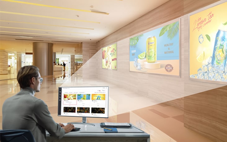An administrator is controlling multiple signage devices collectively using a personal PC.