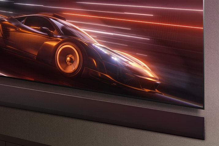 La LG Soundbar et la LG TV sont présentées ensemble. Un jeu de voitures de course s'affiche à l'écran.