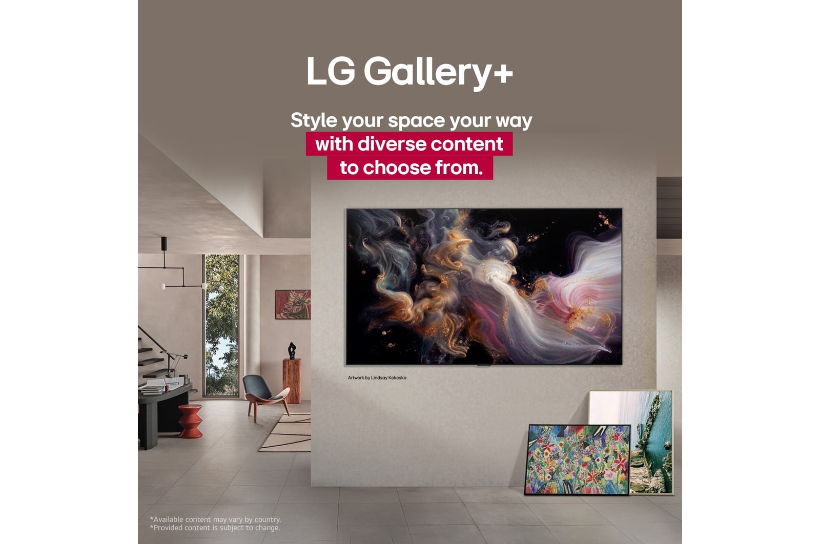 ภายในบ้านที่ดูมีรสนิยม มีการงานศิลปะแสดงอยู่มากมาย ตรงกลางบนผนังมี LG TV ที่แสดงงานศิลปะอยู่บนหน้าจอ ทีวีดูเหมือนภาพวาดในพิพิธภัณฑ์