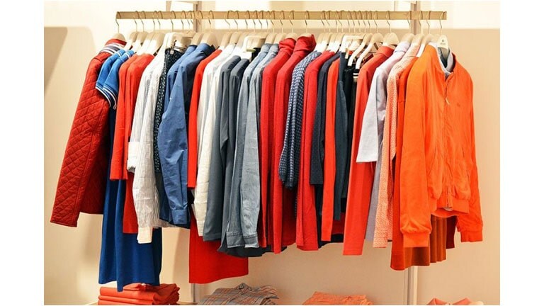 เสื้อผ้าแขวนอยู่ที่ราวตากผ้า