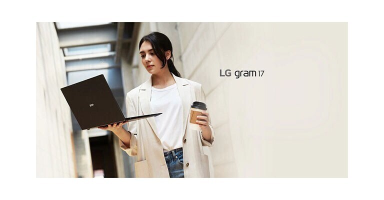 ผู้หญิงกำลังถือ LG gram 17