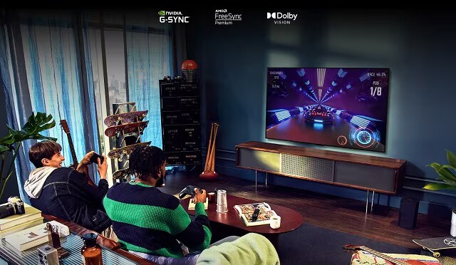 ผู้ชายสองคนกำลังเล่นเกมผ่านทีวี LG