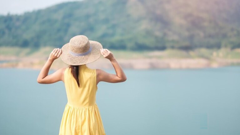 /th/blog-list/non-beach-travel-places-summer/woman-yellow-dress-hat-t.jpg