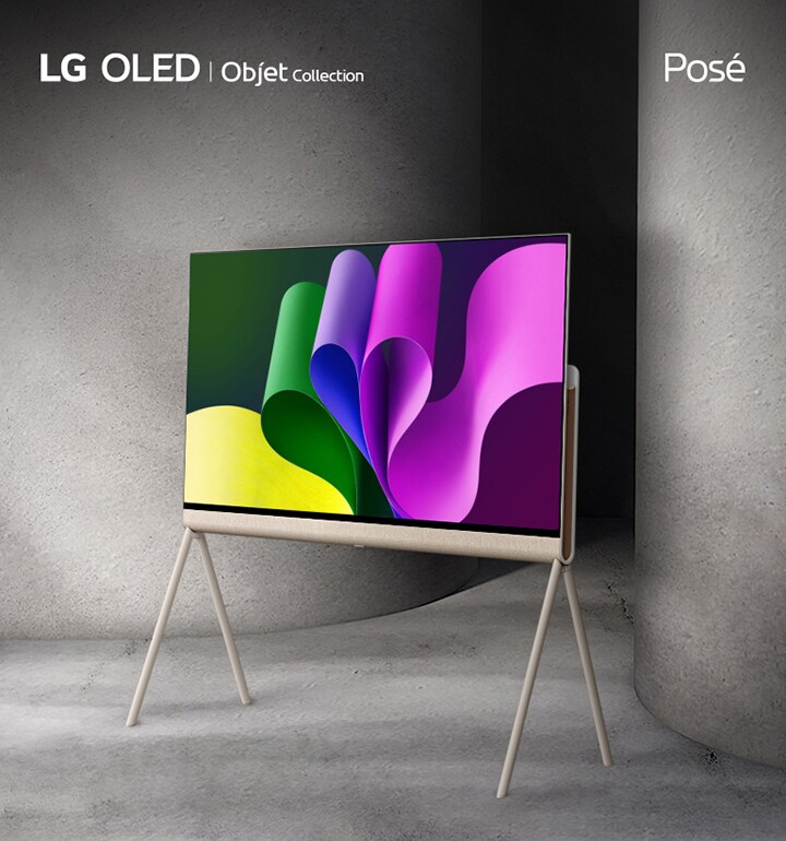 LG OLED Posé มองจากด้านหลัง กล้องจะซูมเข้าในขณะที่ LG OLED Posé หมุนไปทางซ้าย โดยชะลอความเร็วลงเพื่อดูโลโก้ LG Objet ในระยะใกล้และมุมมองจากด้านข้าง Posé เสร็จสิ้นที่มุม 45 องศา หันหน้าไปทางซ้ายด้วยงานศิลปะนามธรรมสีสันสดใสบนหน้าจอ โดยวางอยู่ระหว่างคอลัมน์สีเทาขนาดใหญ่สองคอลัมน์