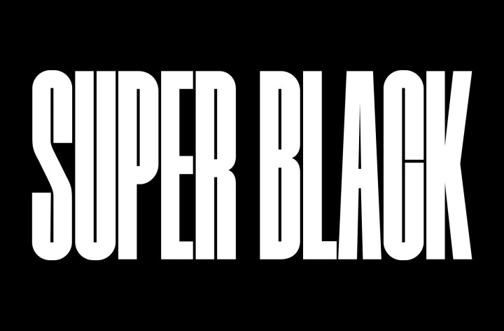 คำว่า "SUPER BLACK" ปรากฏด้วยตัวพิมพ์ใหญ่สีดำตัวหนา ฉากภูเขาสีดำที่มีความคมชัดชัดเจนจึงขึ้นมาปกคลุมตัวอักษร และยังเผยให้เห็นหมู่บ้านและเนินทรายอีกด้วย สำเนาสีดำหายไปหลังท้องฟ้าสีดำ