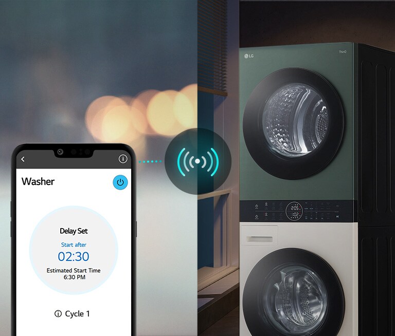 ภาพด้านซ้ายแสดงชายคนหนึ่งก้มลงดูโทรศัพท์ ภาพด้านขวาแสดงเครื่องซักผ้าที่บ้านพร้อมไฟสีเขียวบนจอแสดงผล ที่กึ่งกลางของรูปภาพสองรูปในรูปภาพหน้าจอของโทรศัพท์ซึ่งแสดงเครื่องซักผ้าในแอป LG ThinQ และไอคอนการเชื่อมต่อ