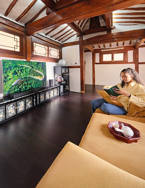 ภาพที่มีบุคคลและเครื่องใช้ไฟฟ้าในบ้านจาก LG ปรากฏอยู่ด้วย