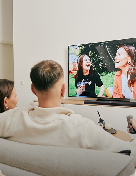 ภาพที่มีบุคคลและเครื่องใช้ไฟฟ้าภายในบ้านของ LG
