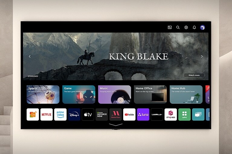 ทีวีที่แสดงหน้าจอ LG webOS อยู่บนผนัง