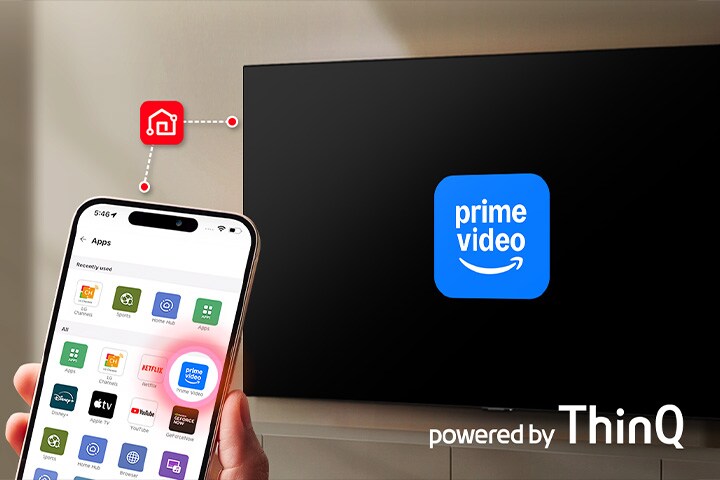 Telefondan TV’ye giden tek dokunuşlu uygulamayı gösteren Prime Video logosunu içeren LG Smart TV’nin önünde açık bir LG ThinQ uygulaması bulunan bir akıllı telefonu tutan bir kişi.