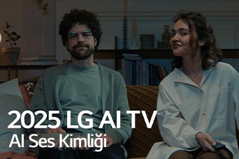 Başlık görülüyor, 2025 LG AI TV, Al Voice ID. Koltukta oturan bir erkek ve kadın, ellerinde TV uzaktan kumandası var.